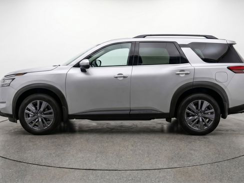 Used 2025 Nissan Pathfinder SV image 5