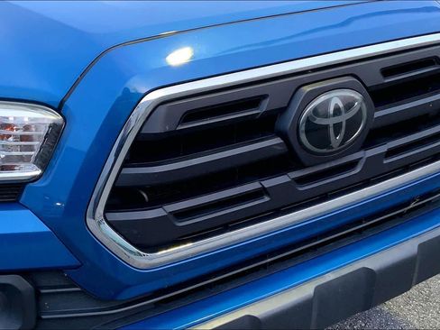 Used 2018 Toyota Tacoma SR5 AWD/4WD image 29