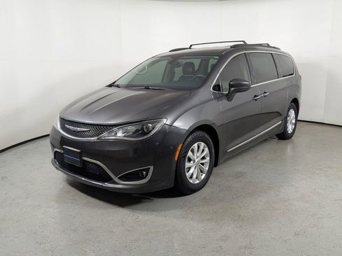 Used 2017 Chrysler Pacifica Touring-L image 2