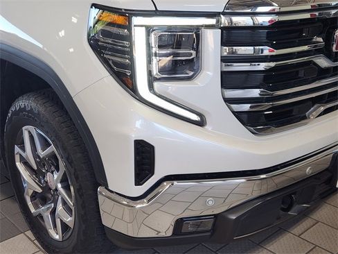 Used 2024 GMC Sierra 1500 SLT AWD/4WD image 5