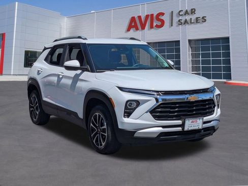 Used 2025 Chevrolet TrailBlazer LT AWD/4WD image 3
