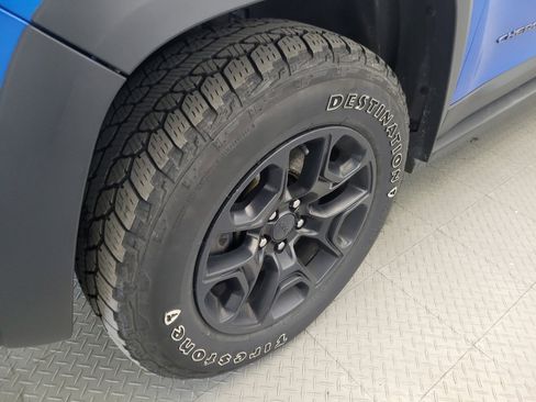 Used 2020 Jeep Cherokee Trailhawk w/ Cold Weather Group AWD/4WD image 31