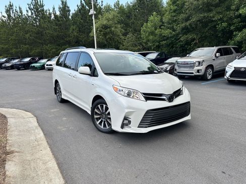 Used 2018 Toyota Sienna XLE Premium AWD/4WD image 4
