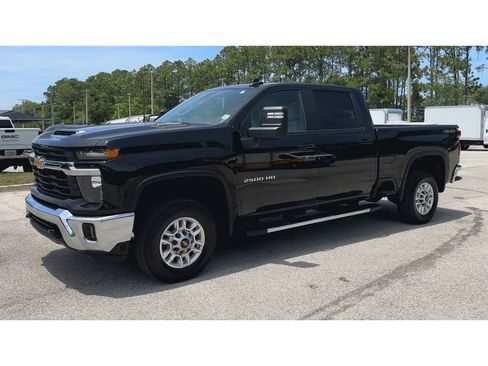 Used 2025 Chevrolet Silverado 2500 LT w/ Convenience Package AWD/4WD image 5