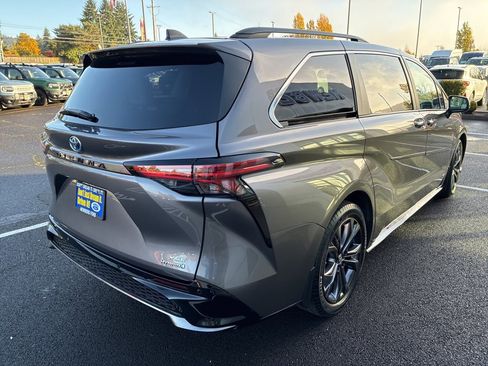 Used 2021 Toyota Sienna XSE image 7