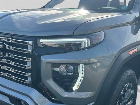 Used 2024 GMC Canyon Denali image 8