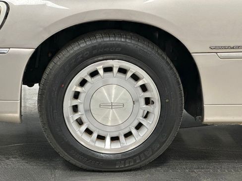 Used 2001 Lincoln Town Car Executive image 21