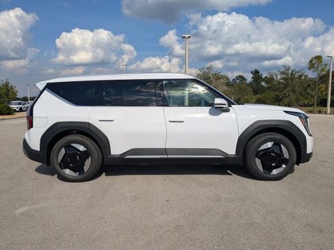 New 2026 Kia EV9 Wind image 4