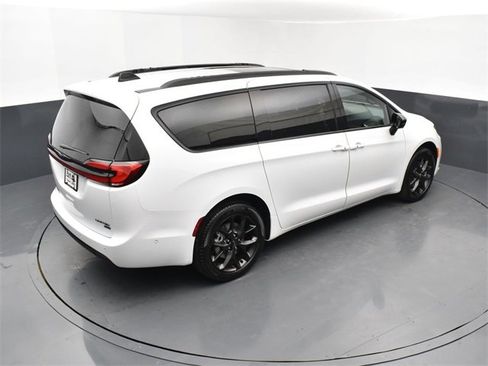 Used 2024 Chrysler Pacifica Limited w/ S Appearance Package image 12