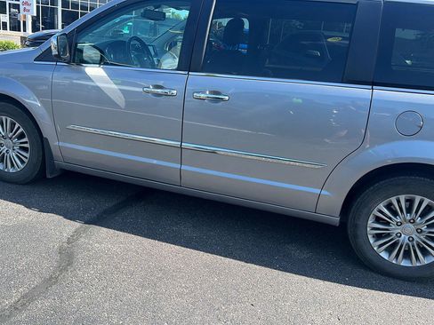 Used 2016 Chrysler Town & Country Touring-L w/ Driver Convenience Group FWD image 10