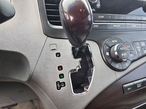 Used 2014 Toyota Sienna XLE image 17