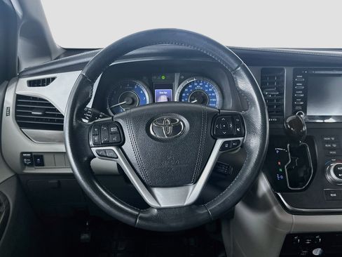 Used 2019 Toyota Sienna XLE FWD image 18