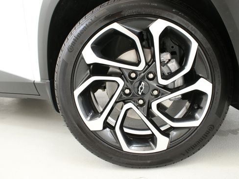 Certified 2025 Chevrolet Trax RS w/ Driver Confidence Package FWD image 34