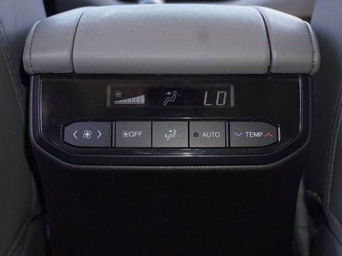 Used 2023 Toyota Highlander XLE FWD image 13