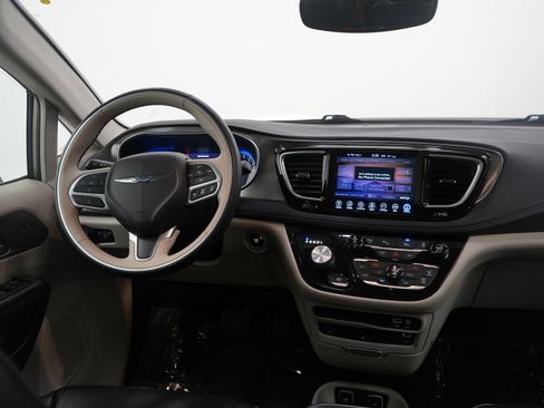 Used 2017 Chrysler Pacifica Limited image 15