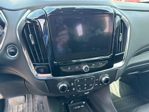 Used 2023 Chevrolet Traverse LT w/ Rear Camera Mirror Package FWD image 10