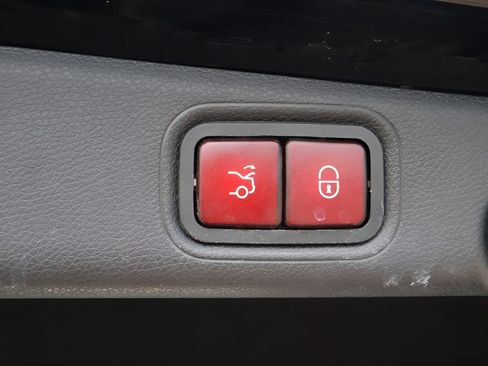 Used 2019 Mercedes-Benz E 300 4MATIC image 18
