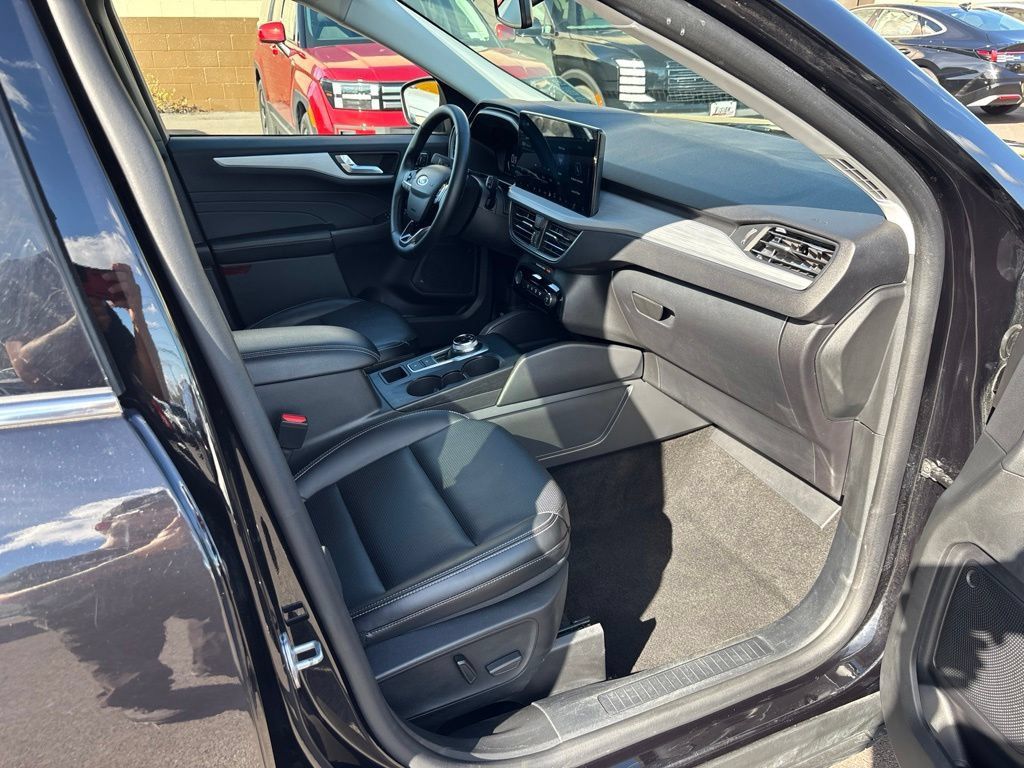 Used 2025 Ford Escape Platinum AWD/4WD image 26