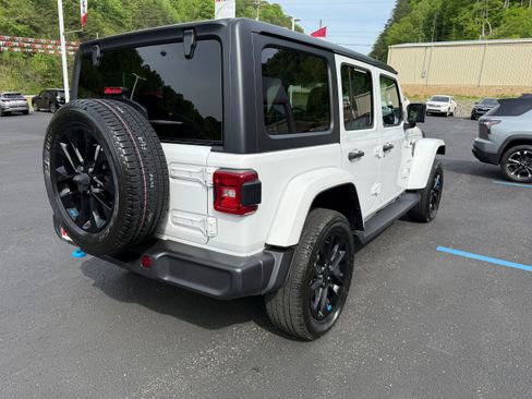Used 2023 Jeep Wrangler Sahara w/ Cold Weather Group AWD/4WD image 7