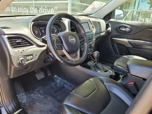 Used 2019 Jeep Cherokee Latitude Plus w/ Comfort/Convenience Group FWD image 11