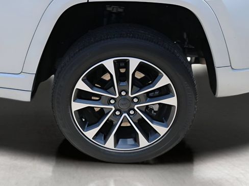 Used 2023 Jeep Grand Cherokee Overland w/ Luxury Tech Group IV AWD/4WD image 9