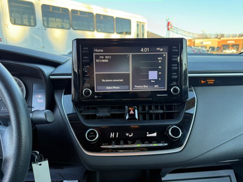 Used 2022 Toyota Corolla LE image 9