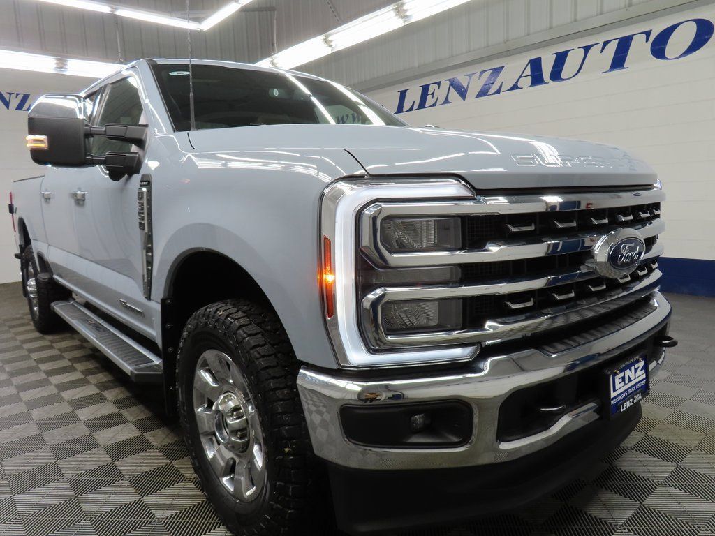 Used 2025 Ford F350 Lariat AWD/4WD image 3