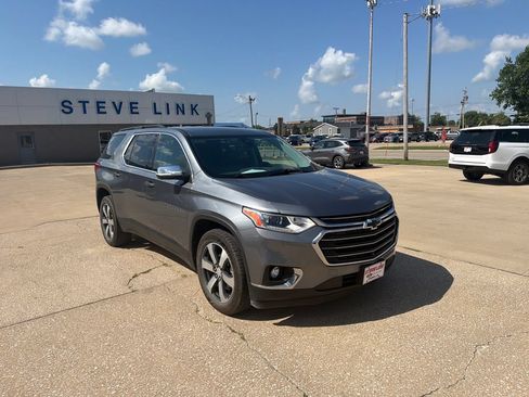 Used 2021 Chevrolet Traverse LT w/ LT Premium Package AWD/4WD image 4