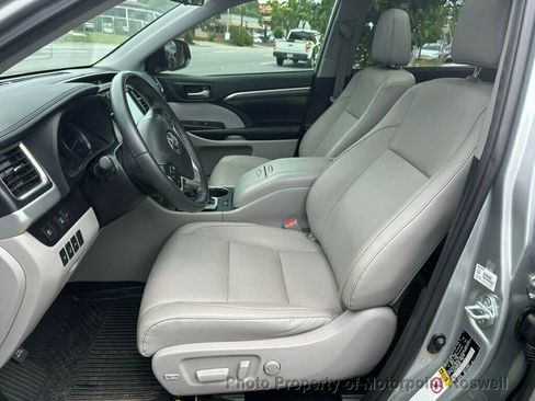 Used 2019 Toyota Highlander Limited Platinum AWD/4WD image 6