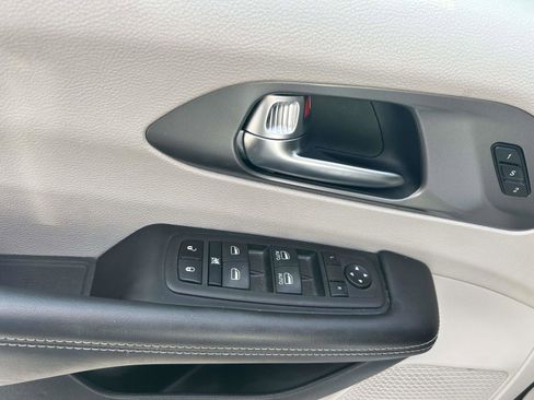 Used 2023 Chrysler Pacifica Touring-L image 21