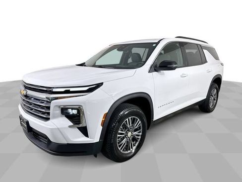 Used 2025 Chevrolet Traverse LT FWD image 4
