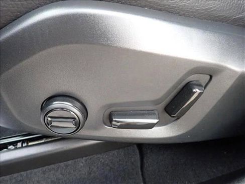 Used 2022 Volvo XC60 B5 Momentum image 15