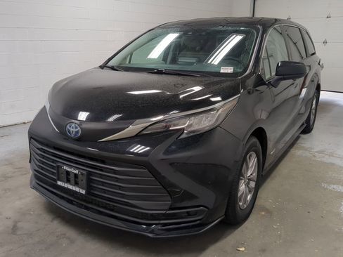 Used 2021 Toyota Sienna LE image 10