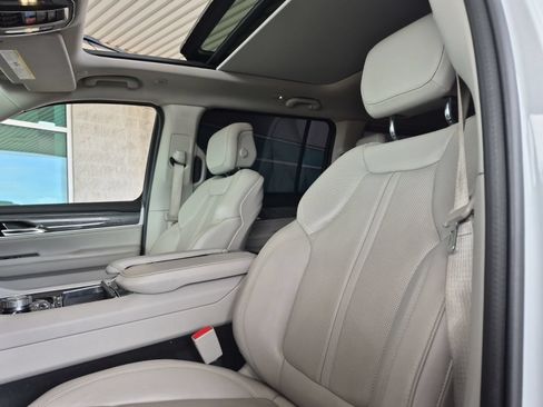 Used 2022 Jeep Wagoneer Series III w/ Premium Group I AWD/4WD image 14