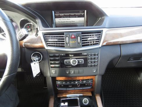 Used 2013 Mercedes-Benz E 350 4MATIC Sedan image 26