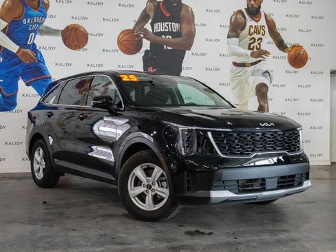 Used 2025 Kia Sorento LX FWD image 2