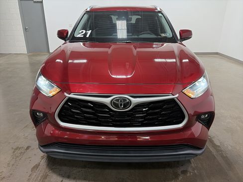 Used 2021 Toyota Highlander XLE AWD/4WD image 7