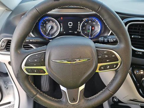 Used 2024 Chrysler Pacifica Touring-L image 8