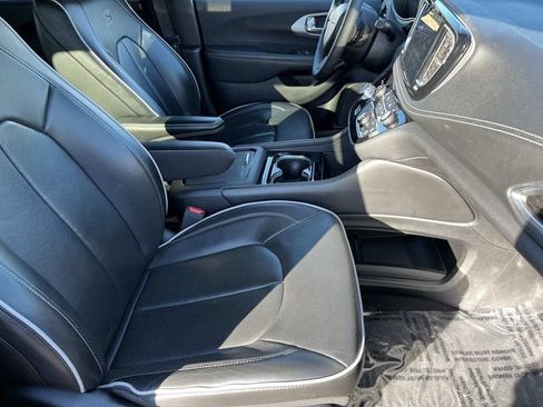 Used 2025 Chrysler Pacifica Limited FWD image 22