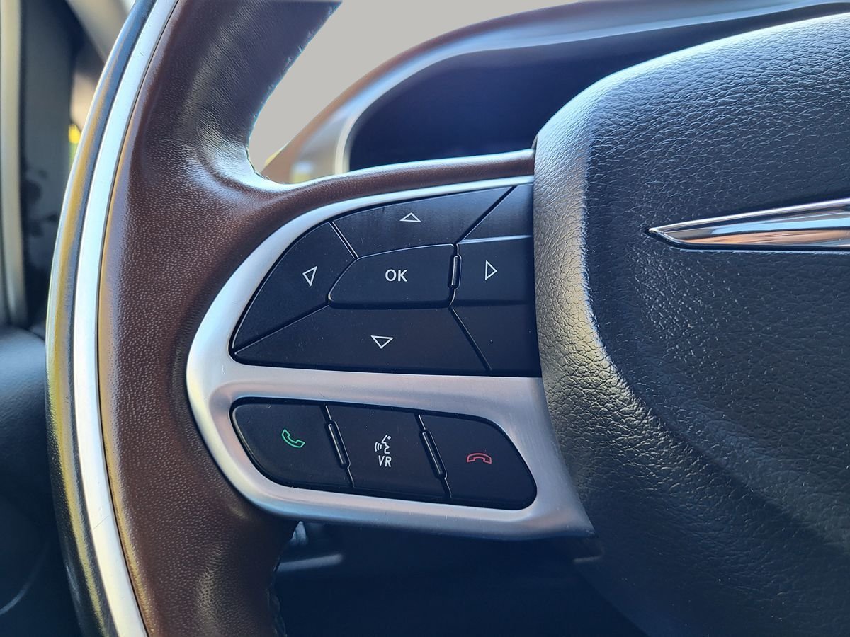 Used 2019 Chrysler Pacifica Limited w/ Advanced Safetytec Group FWD image 24
