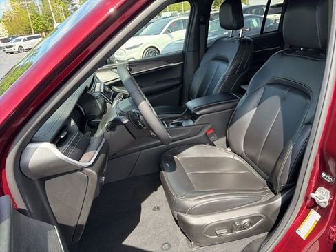 Used 2025 Jeep Grand Cherokee Limited image 16