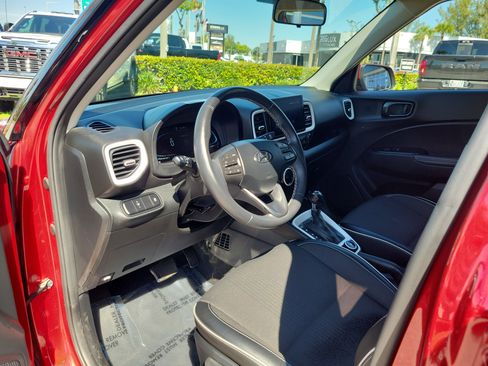Used 2023 Hyundai Venue Limited w/ Cargo Package FWD image 9