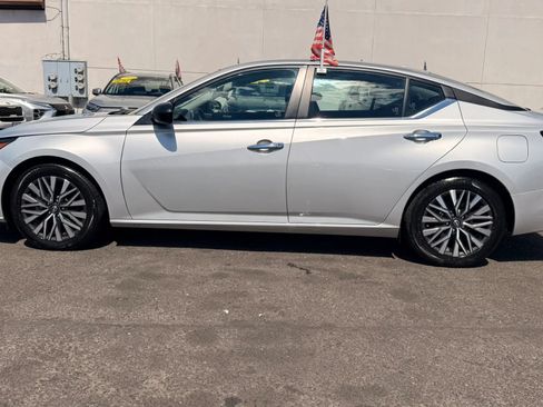 Used 2024 Nissan Altima 2.5 SV FWD image 10