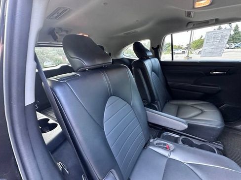 Used 2022 Toyota Highlander XLE AWD/4WD image 9