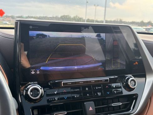 Used 2021 Toyota Highlander Platinum image 14