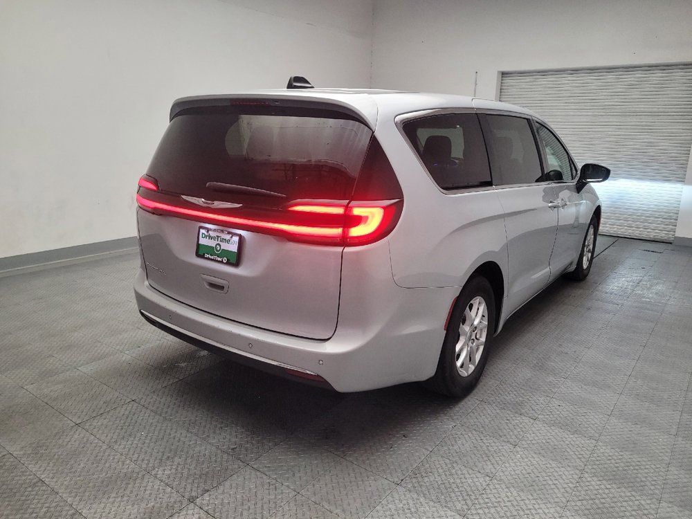 Used 2024 Chrysler Pacifica Touring-L FWD image 9