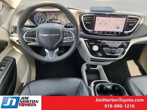 Used 2024 Chrysler Pacifica Touring-L FWD image 26