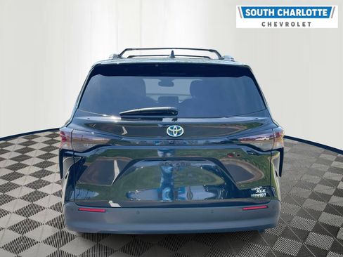 Used 2024 Toyota Sienna XLE image 6
