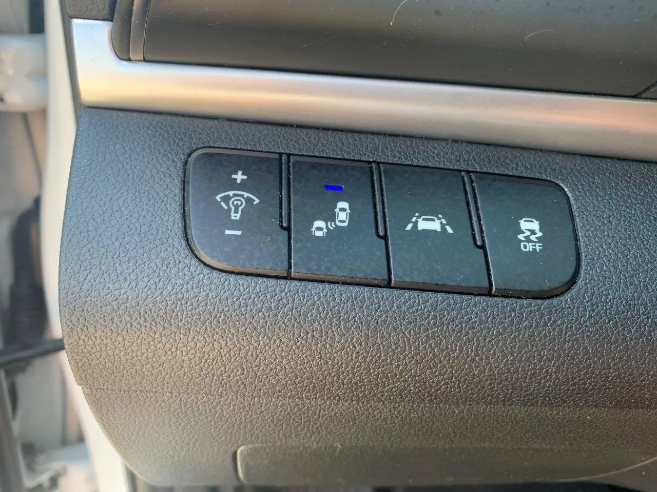 Used 2020 Hyundai Elantra Sedan FWD image 13