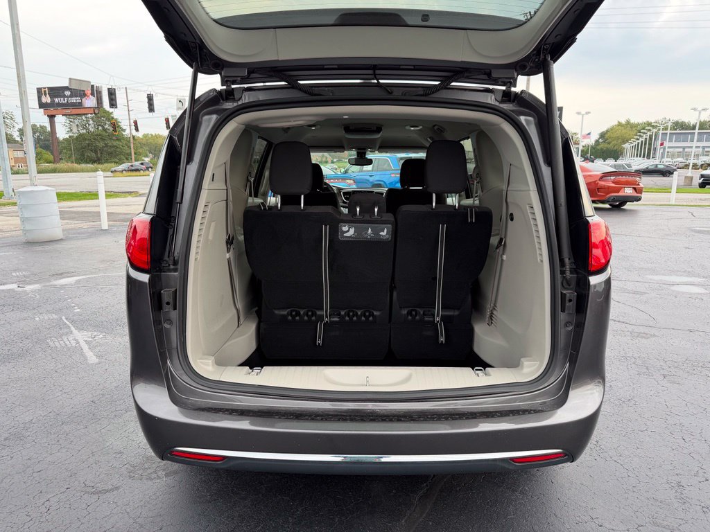 Used 2017 Chrysler Pacifica Touring Plus w/ Tire & Wheel Group FWD image 7